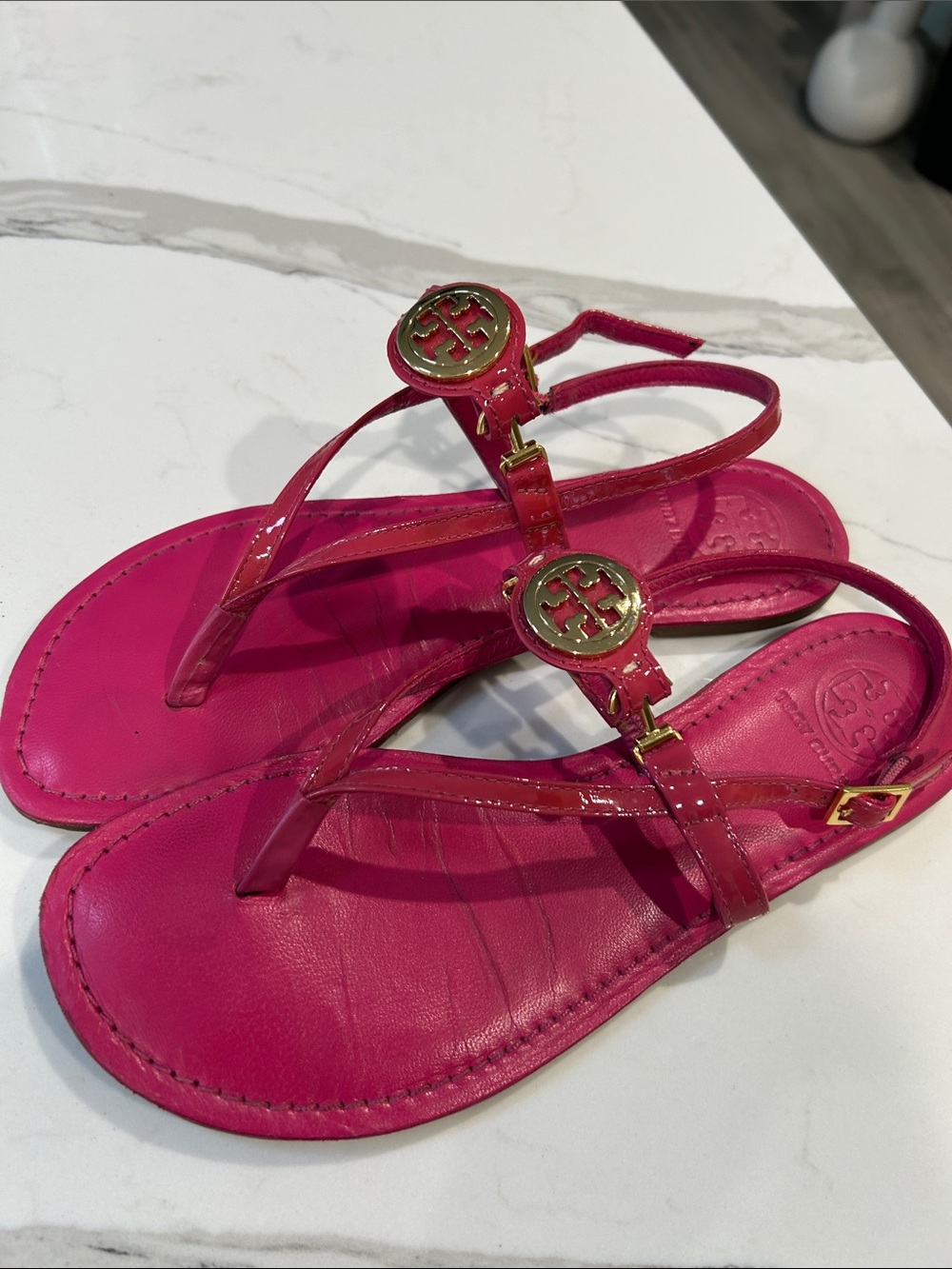 Tory Burch Hot Pink Patent Leather Logo Thong Sandals - Picture 3 of 5